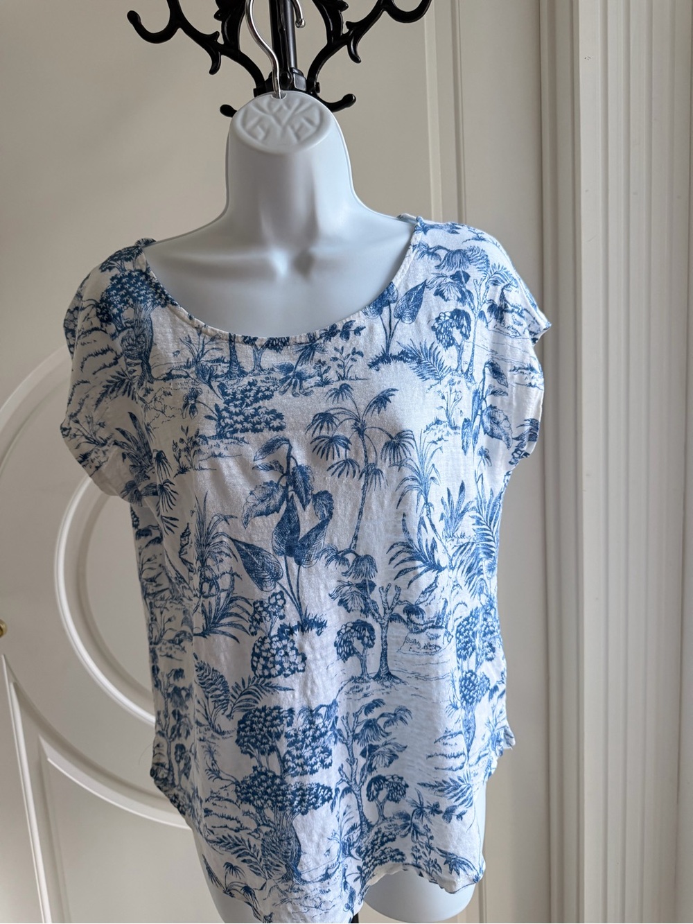 Nicole Miller Blue & White Linen Botanical Scoop Neck Top Size M